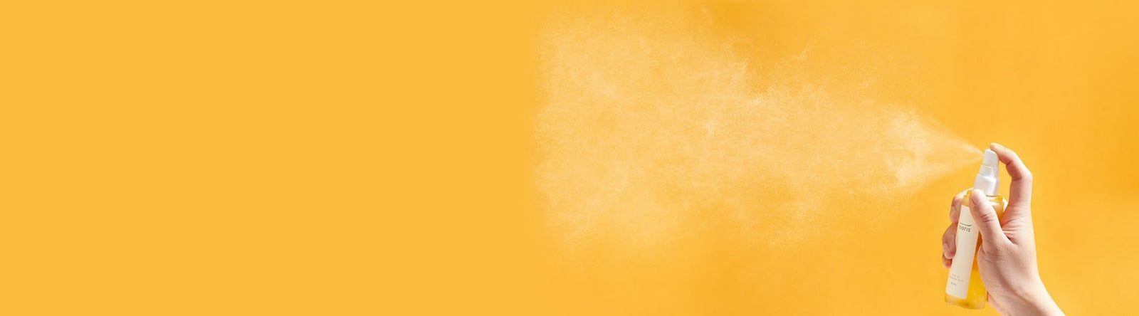 Vaporisation Brume Visage ou MIST sur fond orange. Choisissez la Brume ou Mist parmi la sélection MY-KARE des meilleures cosmétiques coréens naturels, vegan et Bio et des marques de Beauté Coréenne les plus éthiques dont la marque SIORIS