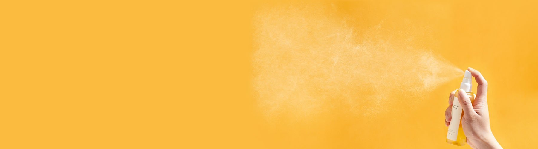Vaporisation Brume Visage ou MIST sur fond orange. Choisissez la Brume ou Mist parmi la sélection MY-KARE des meilleures cosmétiques coréens naturels, vegan et Bio et des marques de Beauté Coréenne les plus éthiques dont la marque SIORIS