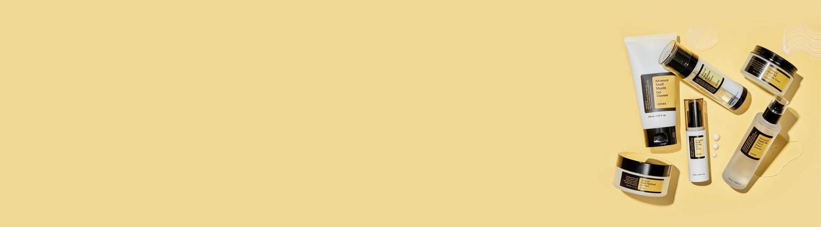 Bannière de la collection COSRX Snail – Présentation à plat des soins à la mucine d’escargot, hydratants et réparateurs, sur un fond lumineux.