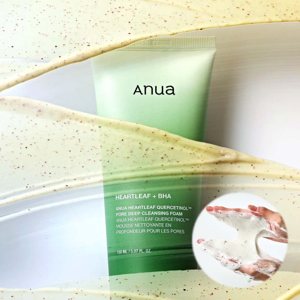 Texture crème puis mousse de ANUA Heartleaf Quercetinol Pore Deep Cleansing Foam, aussi appelé ANUA Heartleaf + BHA Cleansing Foam, un crème onctueuse se transformant en mouss dense pour un nettoyage doux en profondeur 