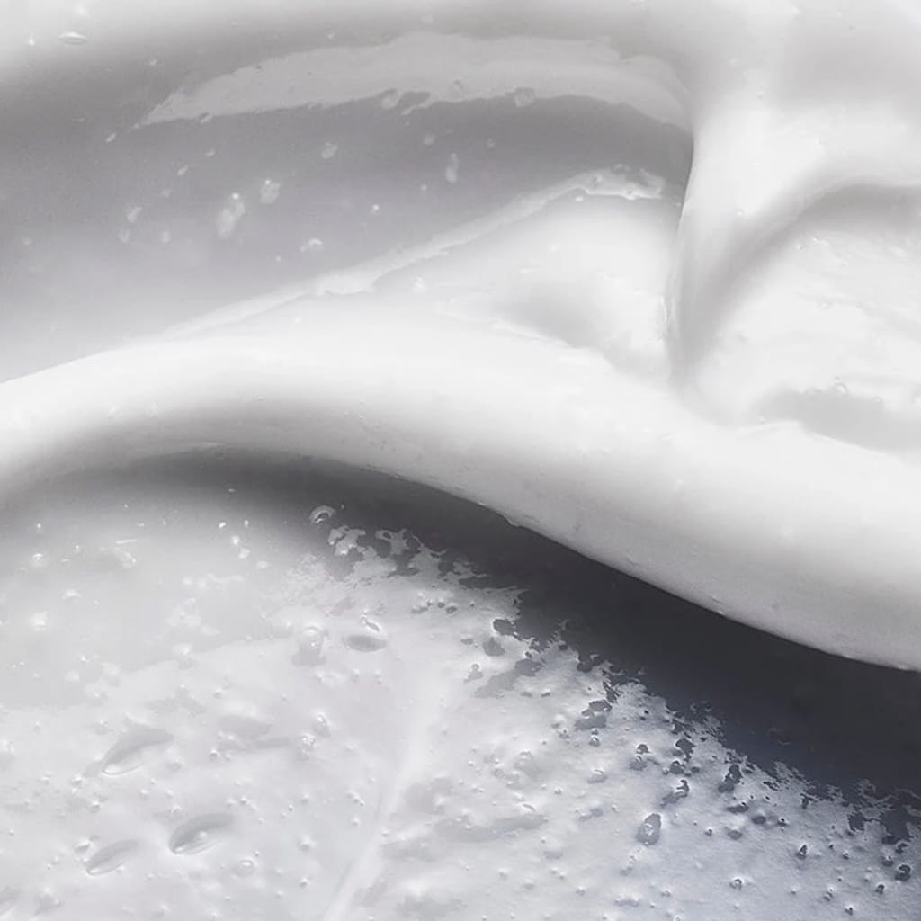 Texture riche et onctueuse de la crème barrière aux céramides et panthénol ANUA.