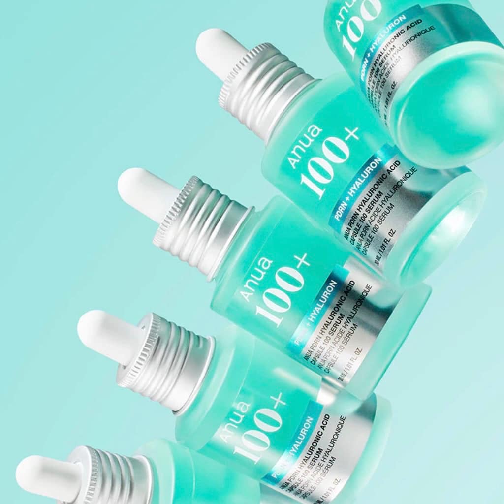 Texture fluide du sérum ANUA dévoilant les micro-capsules d'acide hyaluronique.