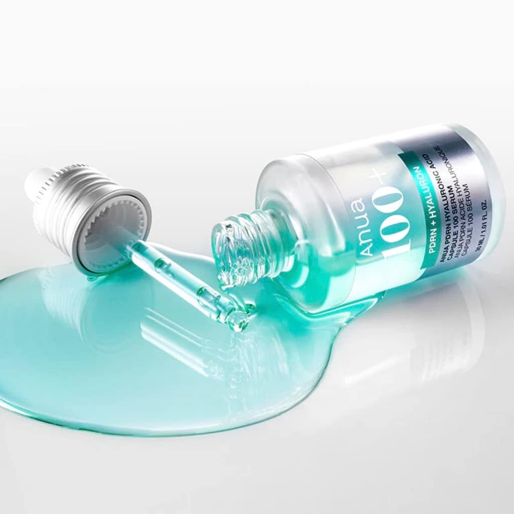 Application du sérum au PDRN ANUA sur le visage pour une peau repulpée et lumineuse.