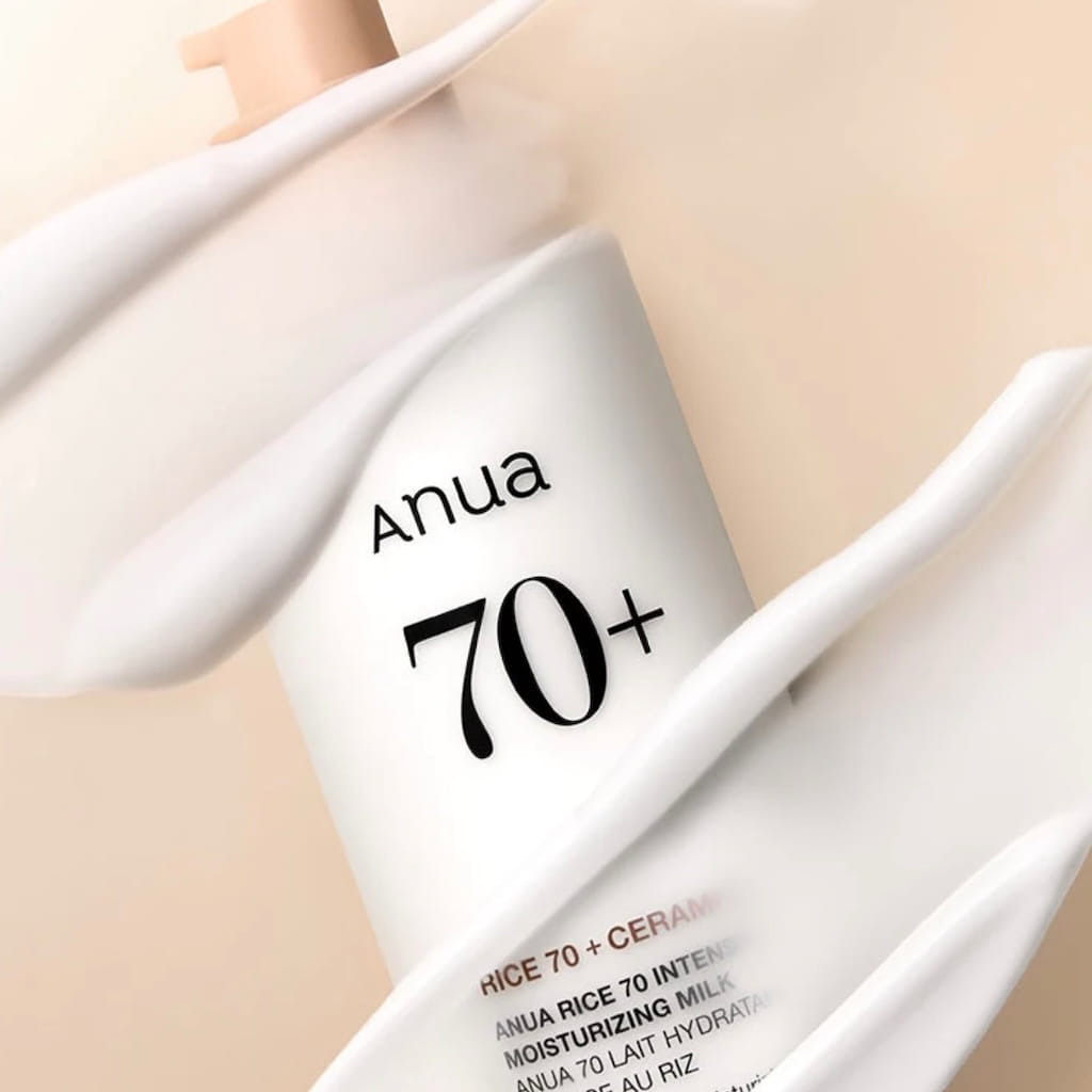 Texture lactée fluide et onctueuse du lait hydratant au riz et céramides ANUA.