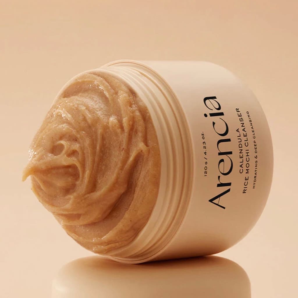 Application et mousse apaisante du nettoyant visage Arencia Calendula Rice Mochi Cleanser.