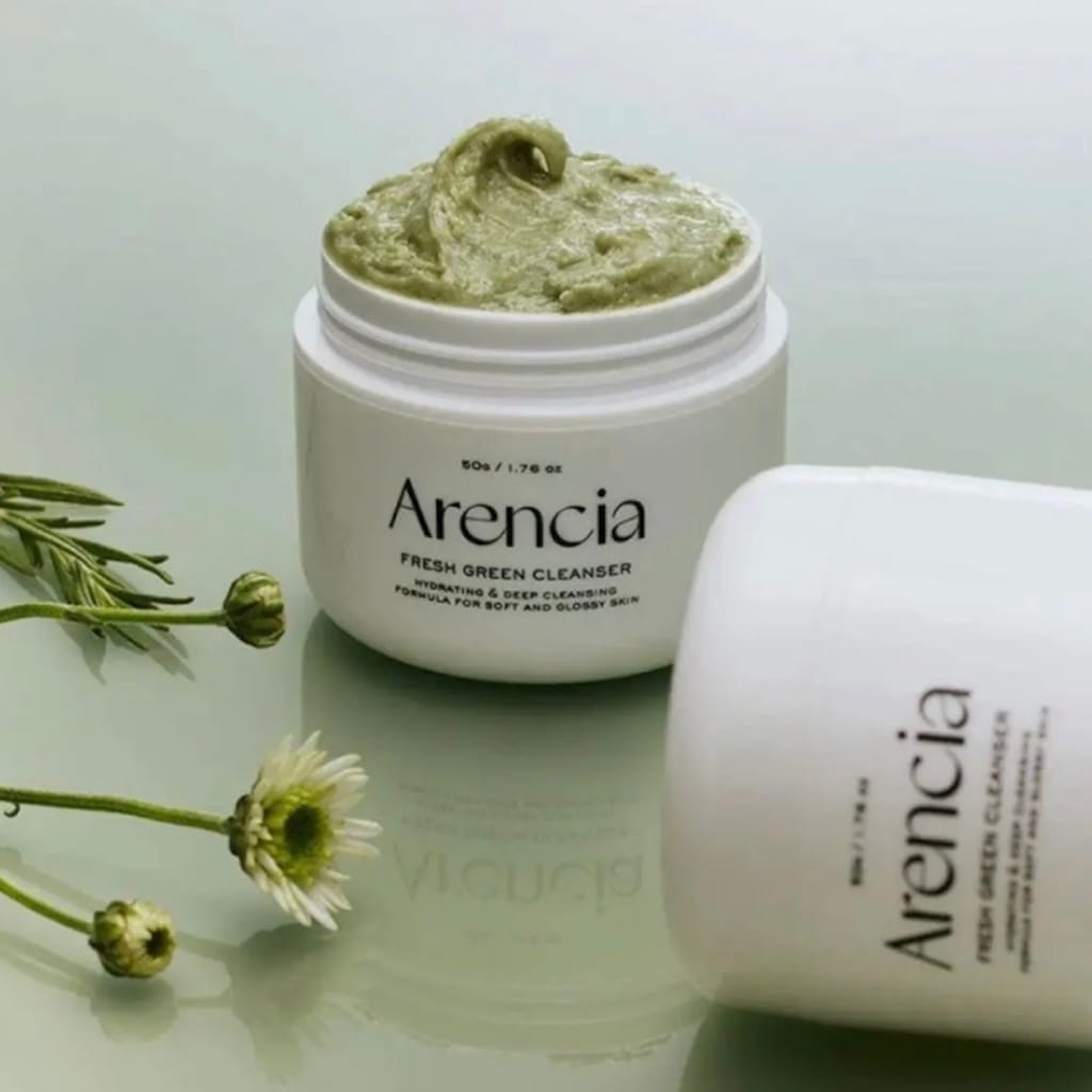 Application sur le visage du nettoyant 2-en-1 Arencia au thé vert et riz en couche épaisse comme masque détoxifiant.