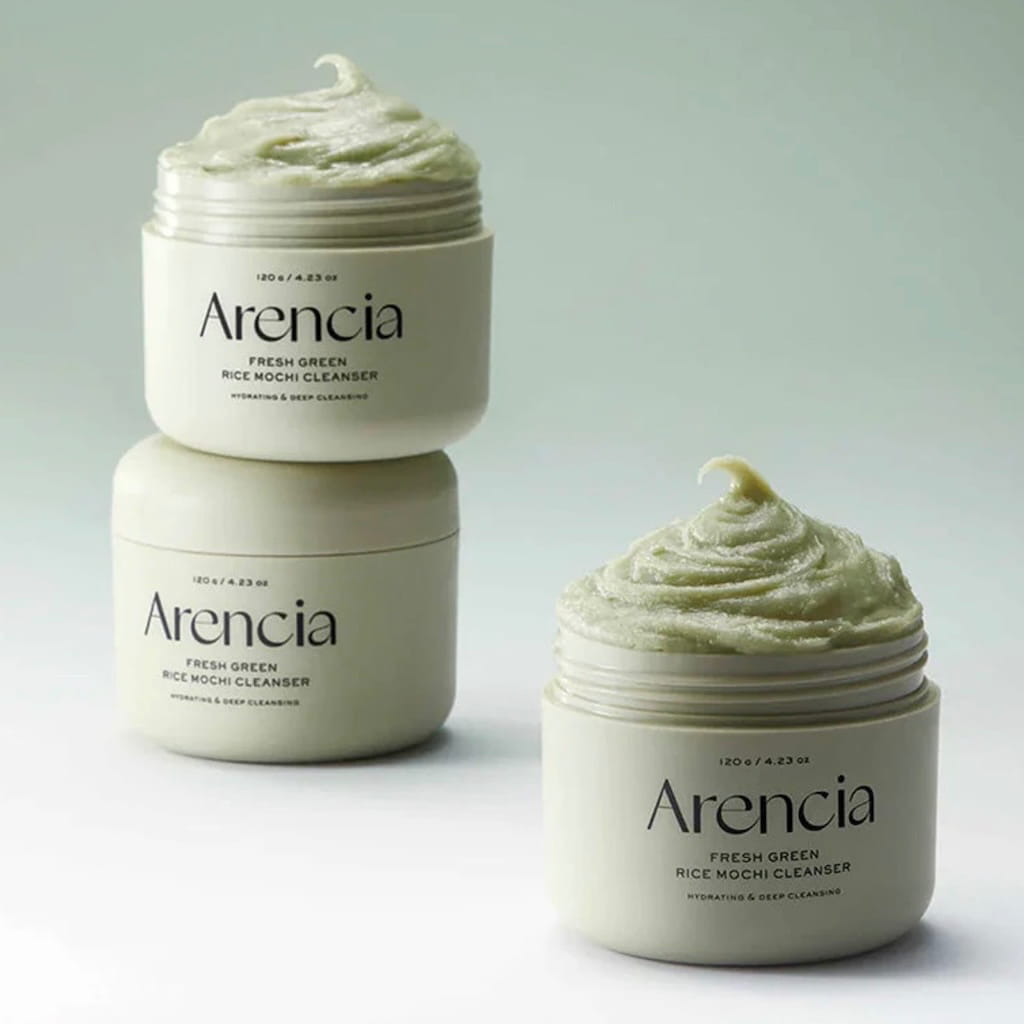 Gros plan sur la texture pâteuse verte et ultra-élastique unique du nettoyant Mochi d'Arencia.