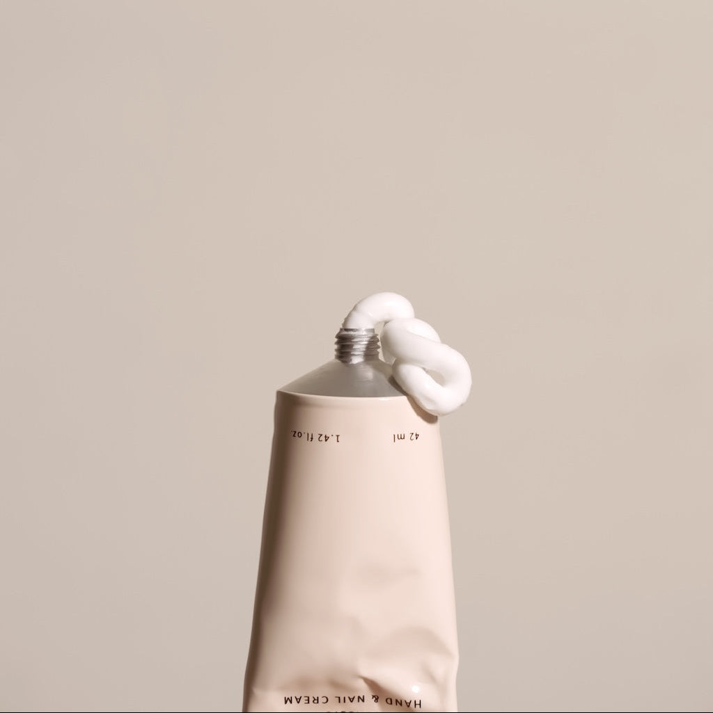 Zoom macro sur la texture crème blanche, riche et onctueuse de la crème mains BEIGIC, révélant sa consistance dense et hautement hydratante.