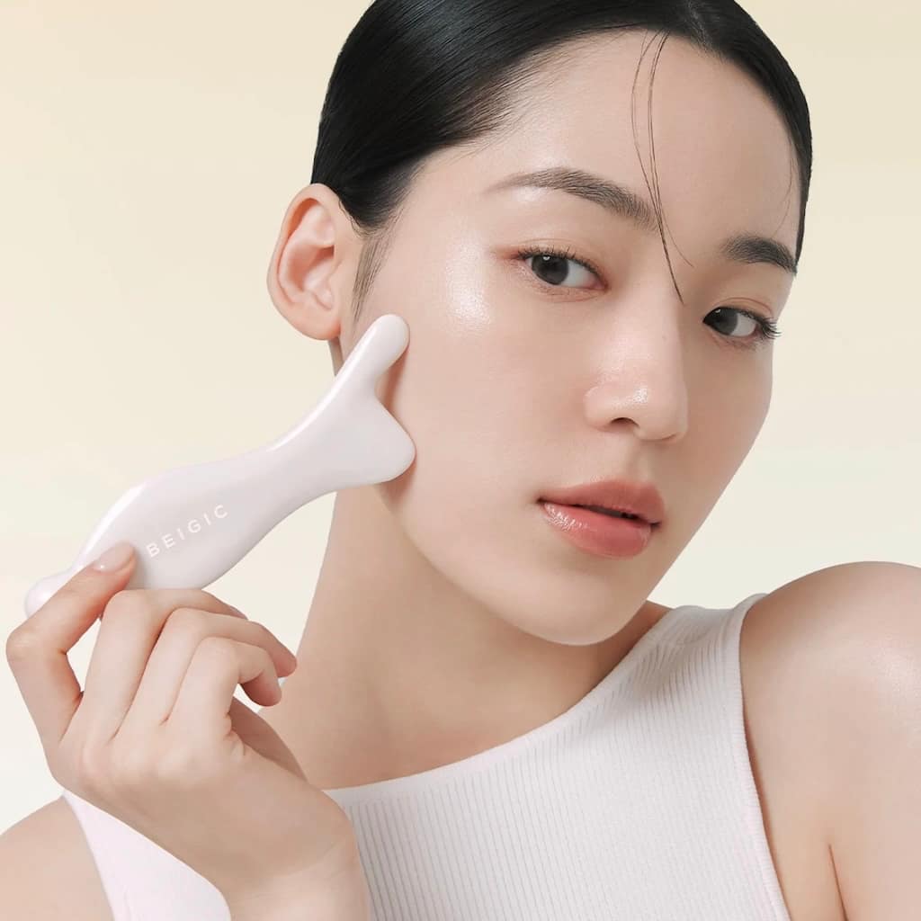 Technique de massage liftant de la mâchoire avec le Gua Sha BEIGIC en quartz blanc.
