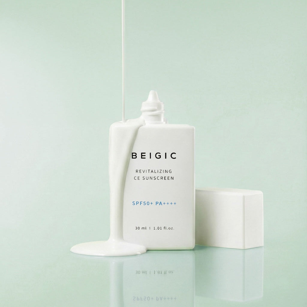 Tube blanc minimaliste et élégant de 50ml du Revitalizing CE Sunscreen de BEIGIC, une crème solaire visage anti-âge vegan SPF 50+.