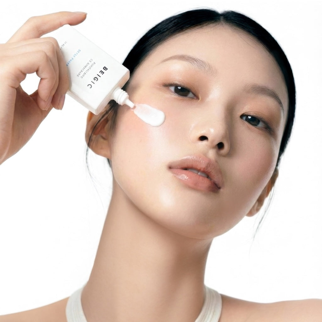 Zoom sur la texture crème-fluide blanche, légère et hydratante du soin solaire BEIGIC s'étalant de manière totalement invisible.