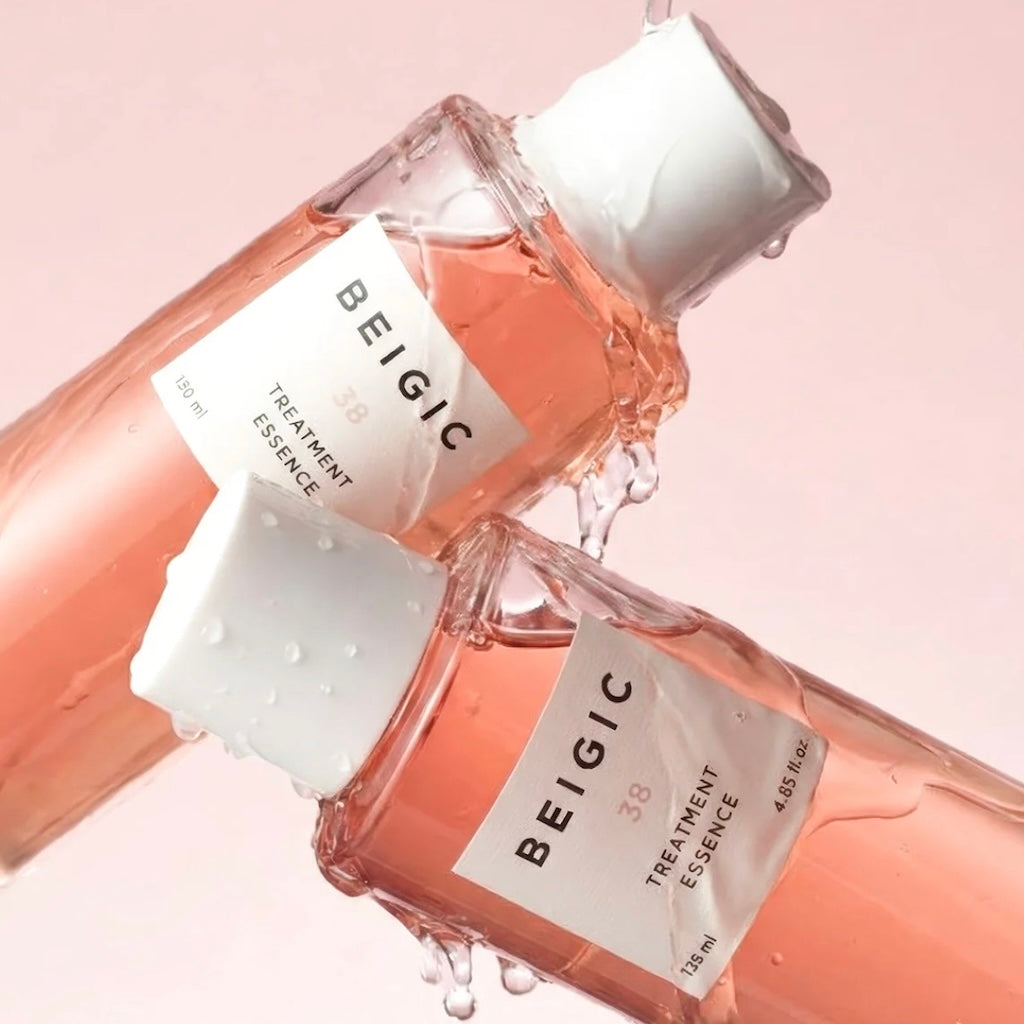 Le flacon d'essence BEIGIC mis en scène avec de légers reflets d'eau et de lumière, évoquant une hydratation pure, fraîche et haut de gamme.