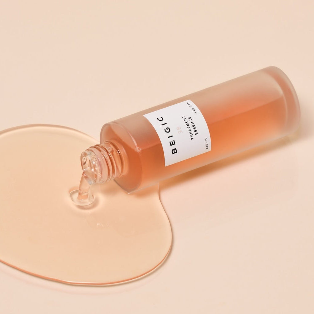 Plan macro montrant la texture liquide, limpide et désaltérante de l'essence BEIGIC s'écoulant délicatement, révélant sa légèreté.