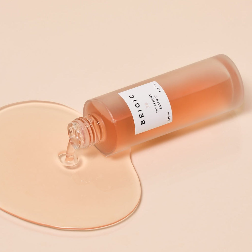 Plan macro montrant la texture liquide, limpide et désaltérante de l'essence BEIGIC s'écoulant délicatement, révélant sa légèreté.