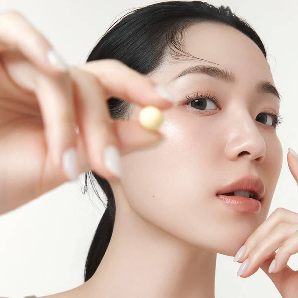 Application de la vitamine C active BEIGIC sur la peau pour illuminer le teint.