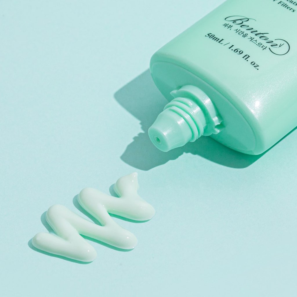 Texture gel-crème de Benton - Air Fit UV Defense Sun Cream, une crème solaire haute protection, aux qualités hydratante et apaisante à la Centella Asiatica CICA.
