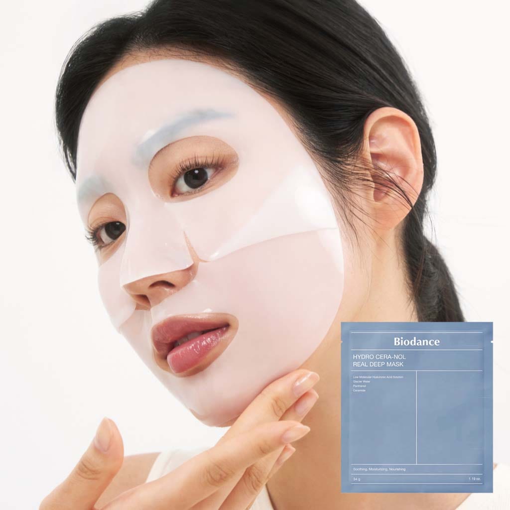 Masque hydrogel Biodance au monent de la pose sur le visage, blanc opaque - BIODANCE Hydro Cera-Nol Real Deep Mask