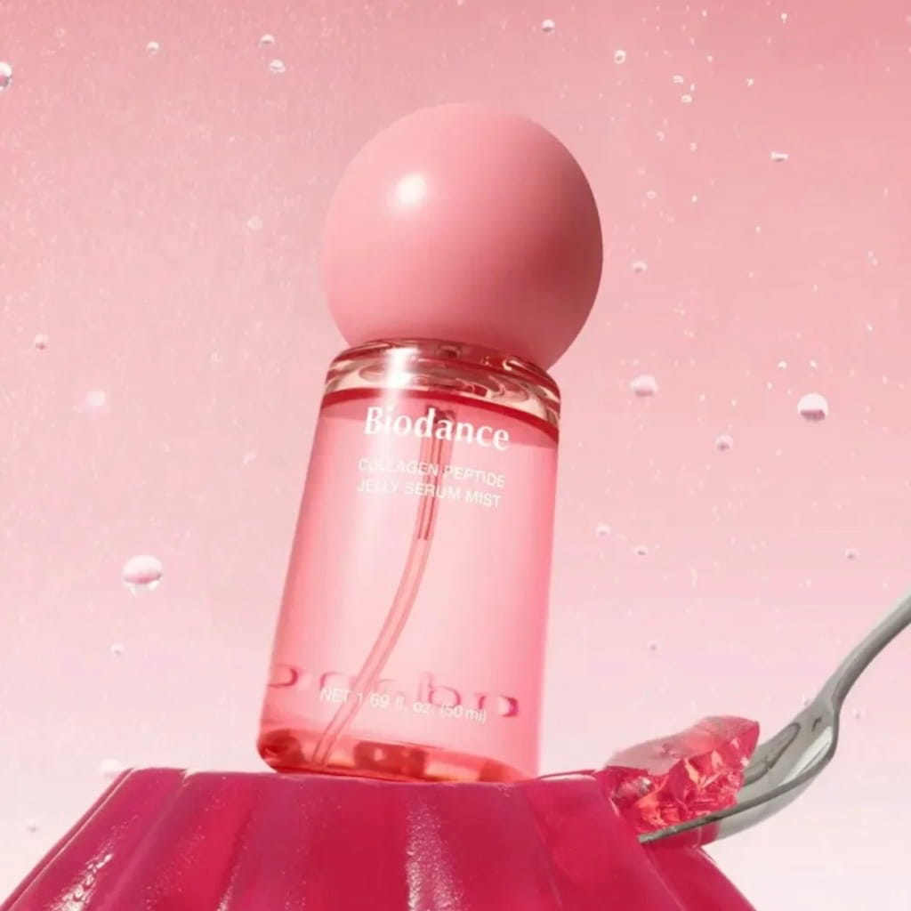 Vaporisation rafraîchissante de la brume BIODANCE Collagen Peptide Jelly Serum Mist sur le visage.