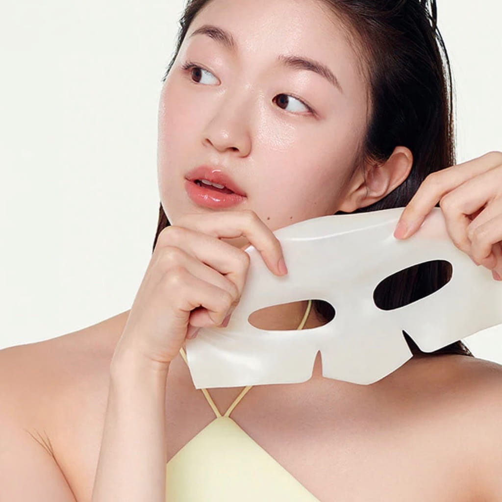 Zoom sur la texture gel fraîche et confortable du masque éclat Biodance à la niacinamide et complexe de vitamines.