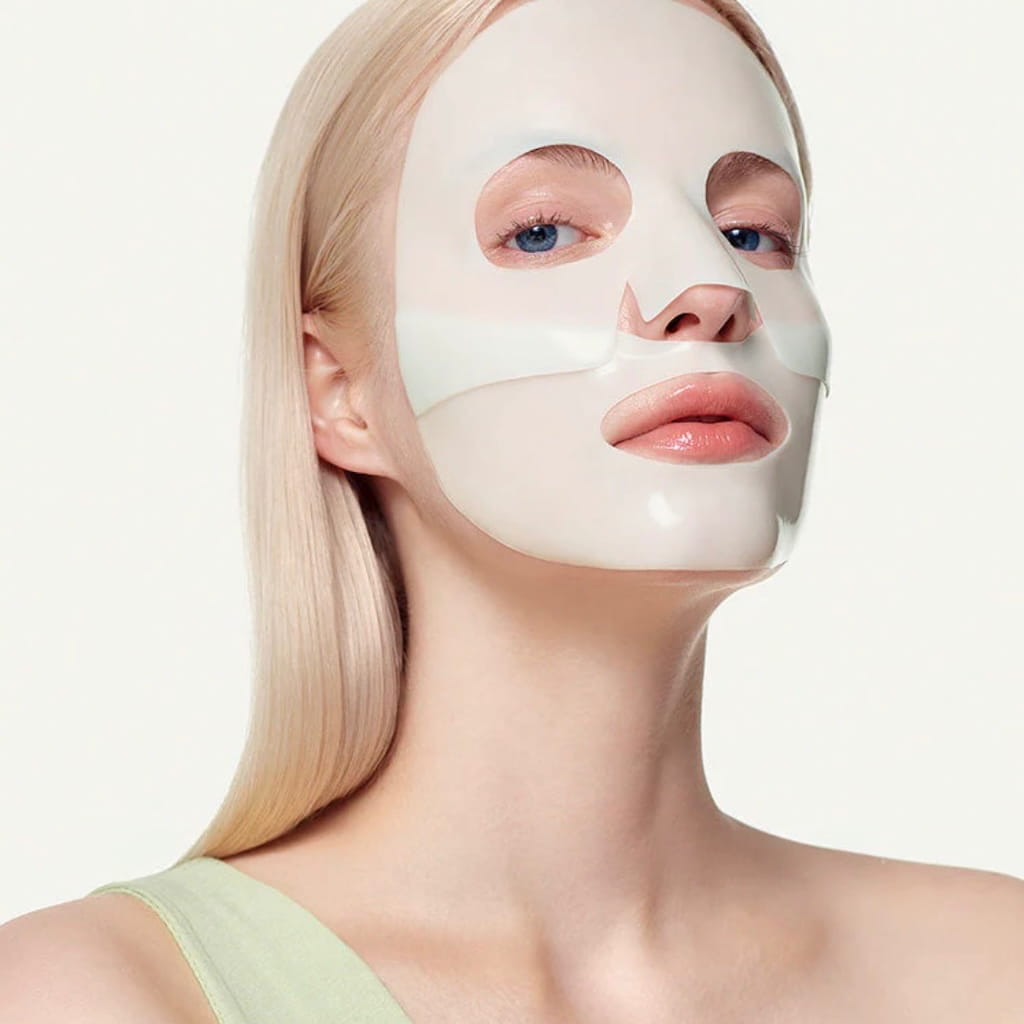 Zoom sur la texture gel fraîche et confortable du masque Biodance infusé à l'ampoule de varech marin.