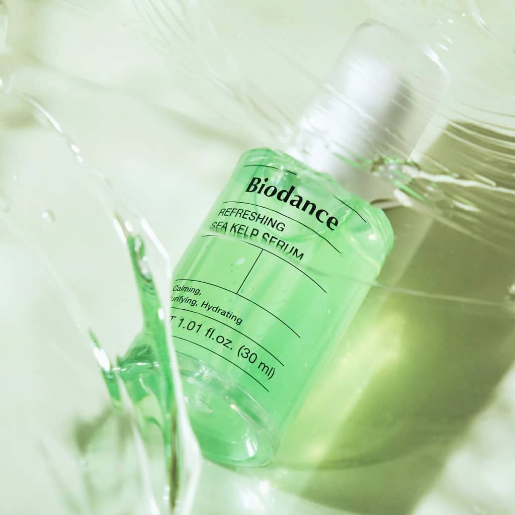 Texture fluide, fraîche et légère du sérum aux algues marines BIODANCE Refreshing Sea Kelp Serum.