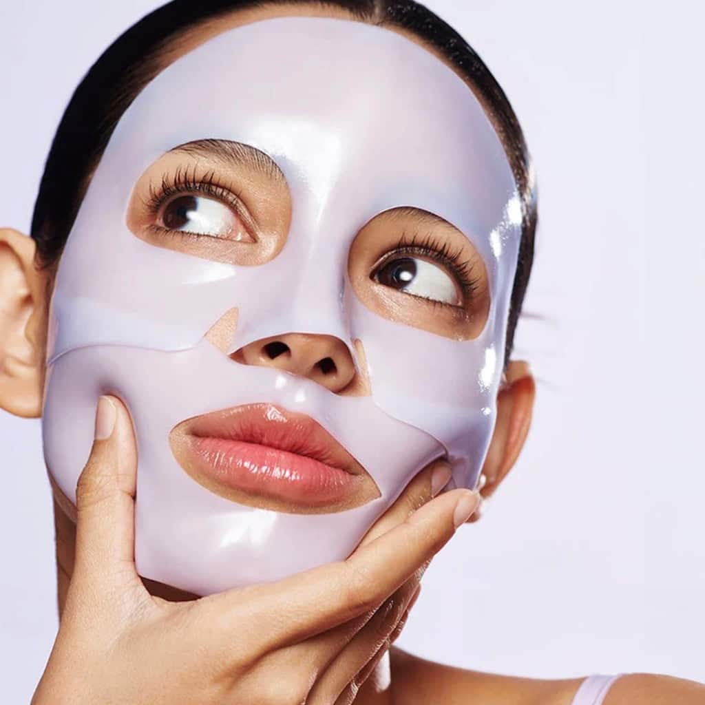 Texture hydrogel du masque au PDRN de caviar BIODANCE s'appliquant parfaitement sur le visage.