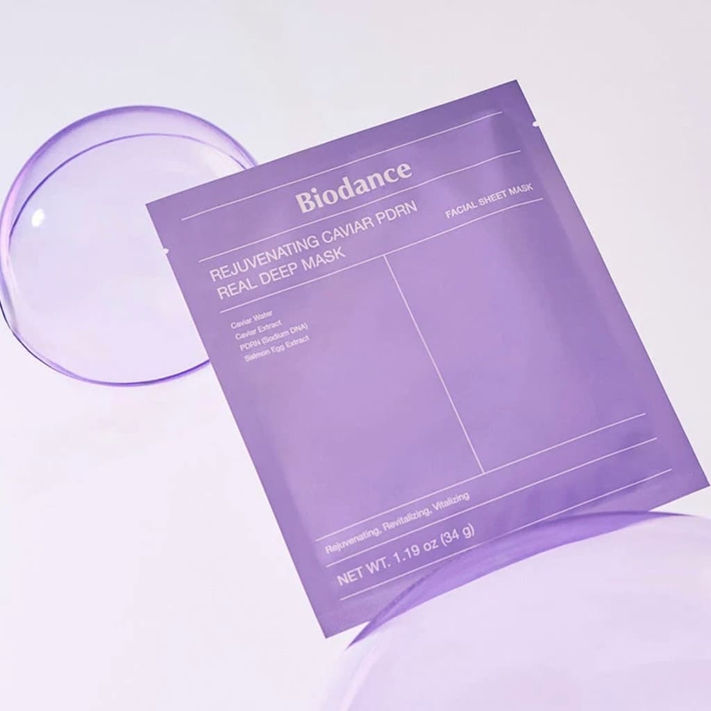 Application du masque hydrogel BIODANCE Rejuvenating Caviar PDRN devenant transparent sur le visage.