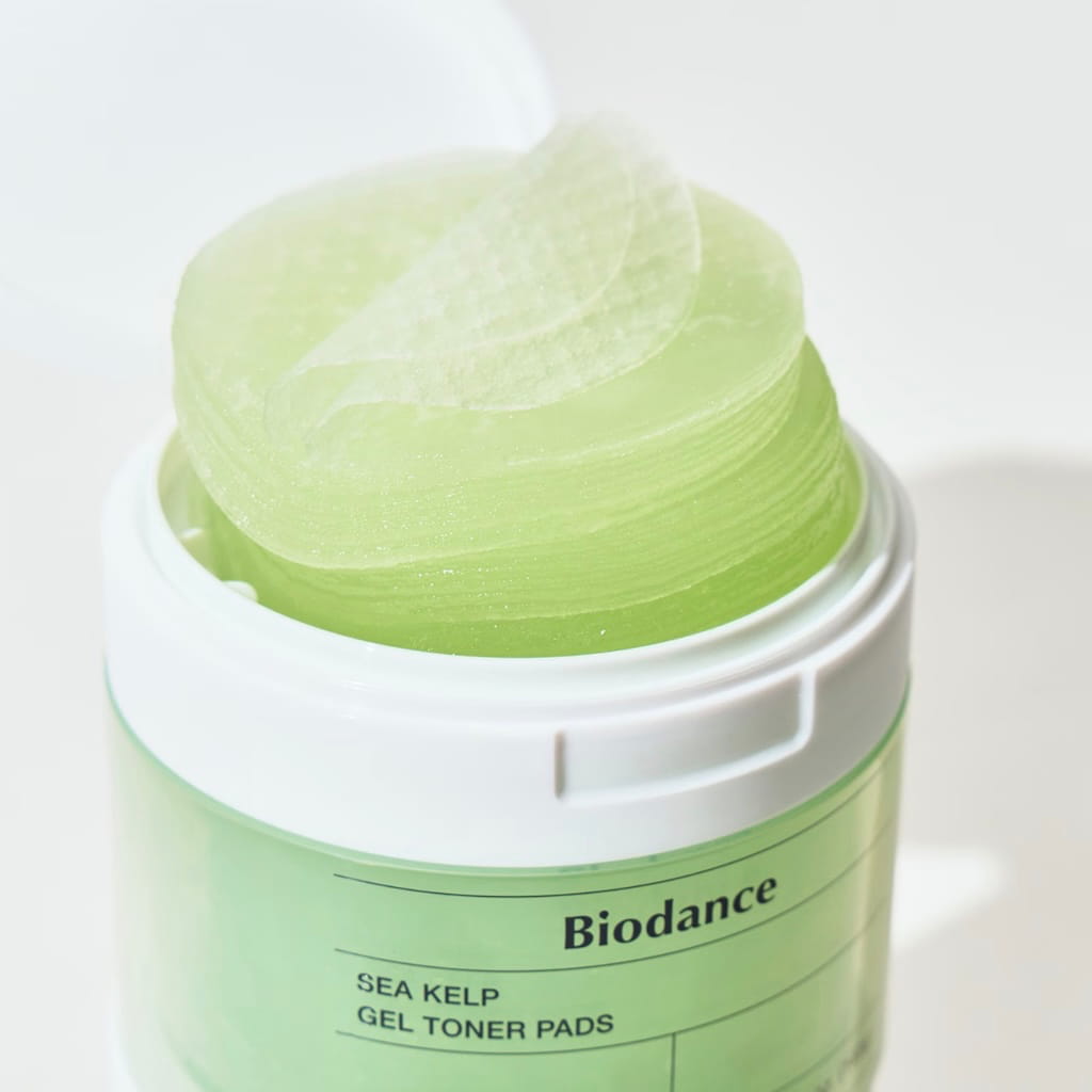 Disque tonique en gel teinté aux algues marines gorgé de sérum purifiant BIODANCE.