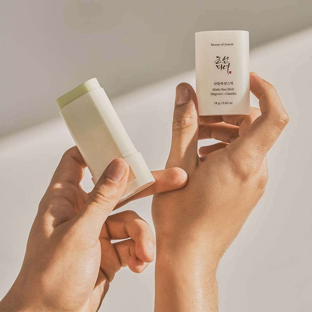 Application du Matte Sun Stick de Beauty of Joseon – protection solaire portable et pratique