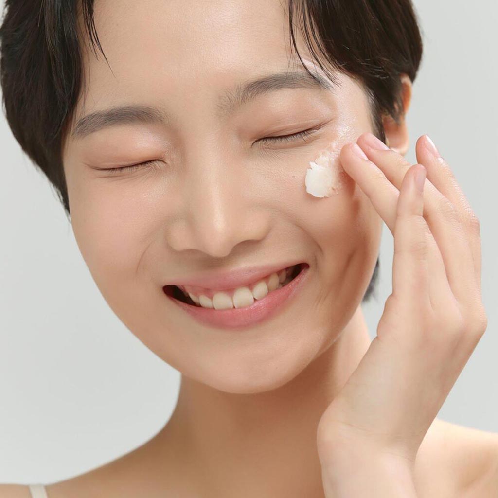 Femme coréenne appliquant sur son visage Beauty of Joseon - Radiance Cleansing Balm