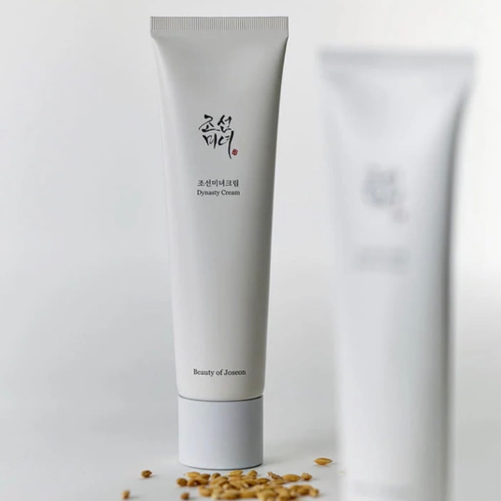 Application de la crème hydratante Beauty of Joseon Dynasty Cream sur le visage.