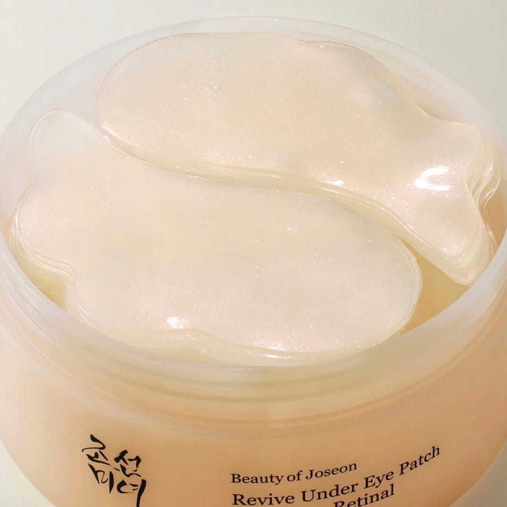 Spatule prélevant un patch hydrogel teinté au ginseng et rétinal Beauty of Joseon.