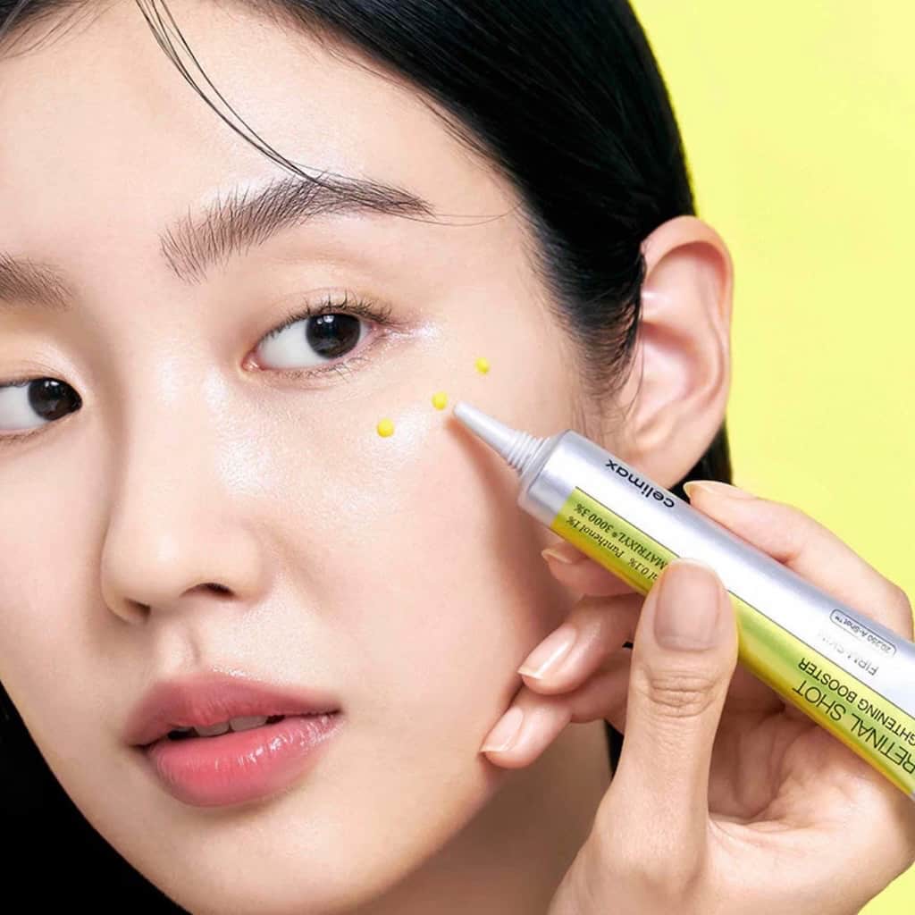 Application ciblée du booster Celimax The Vita-A Retinol Shot sur les zones ridées du visage.