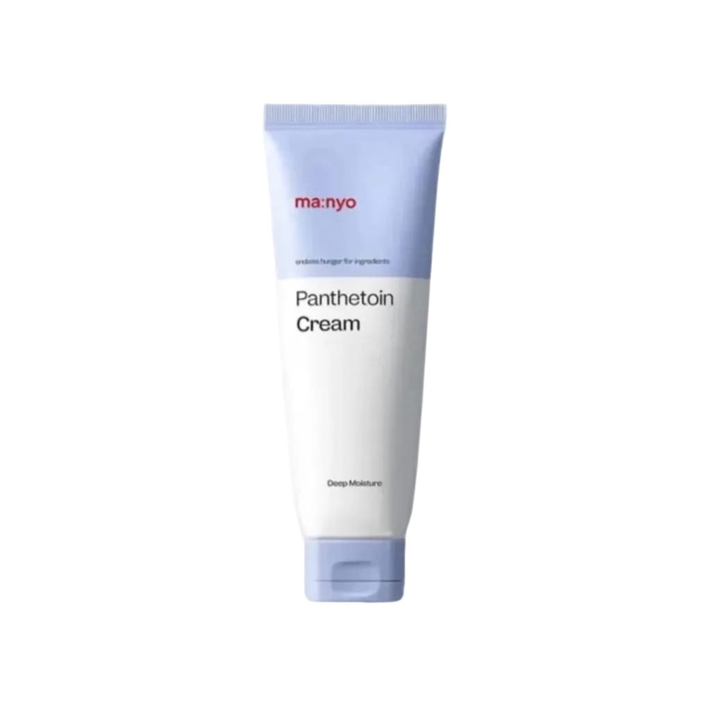 Application de la crème Ma:nyo Panthetoin sur le visage pour apaiser les tiraillements.