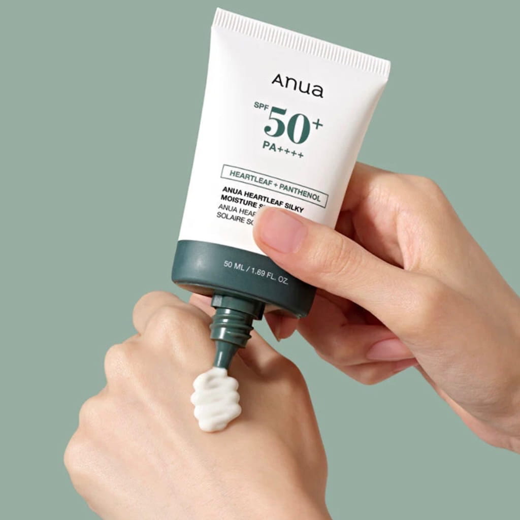 Texture légère, soyeuse et hydratante de la protection solaire ANUA Heartleaf.