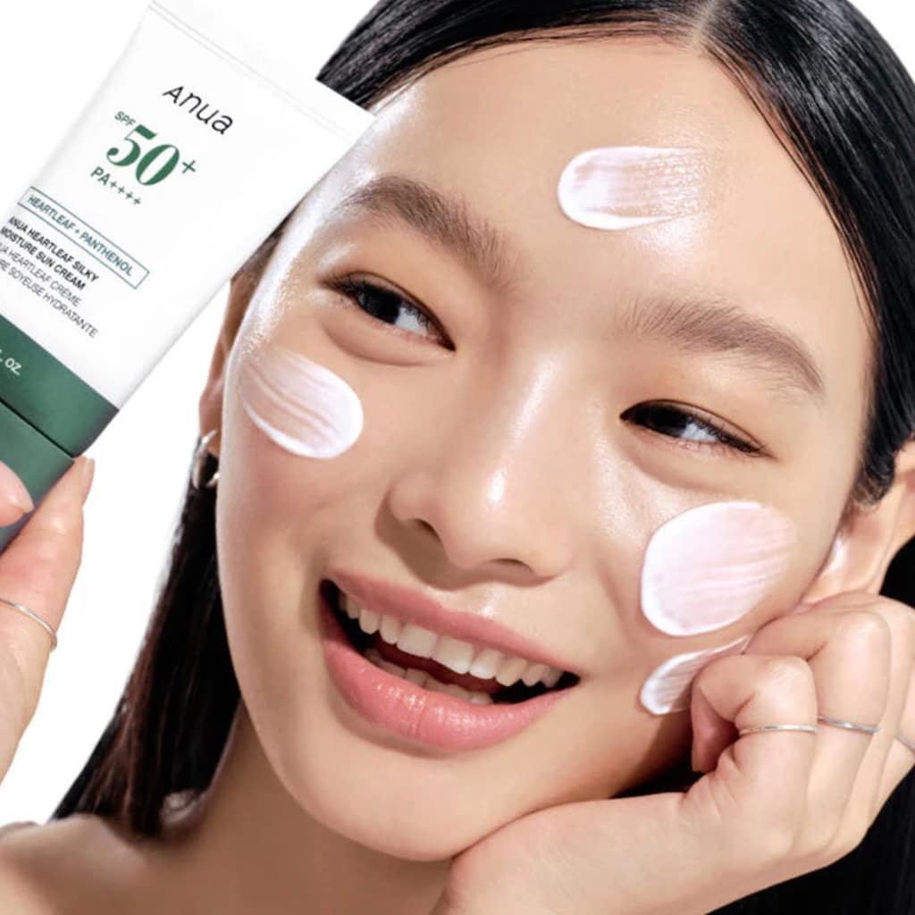 Application de la crème solaire ANUA Heartleaf Silky Moisture Sunscreen sur le visage au fini invisible.