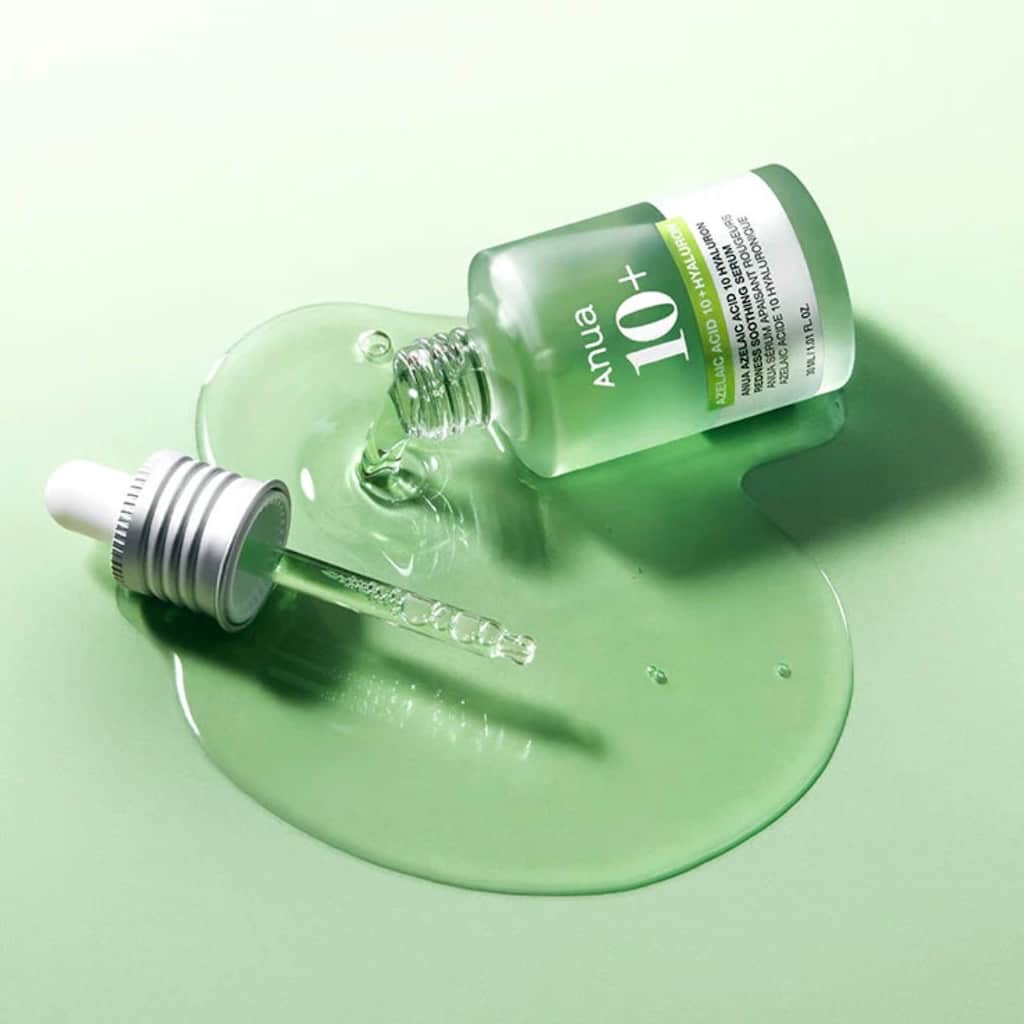 Application de gouttes du sérum ANUA Azelaic Acid 10 sur la peau pour apaiser les rougeurs.