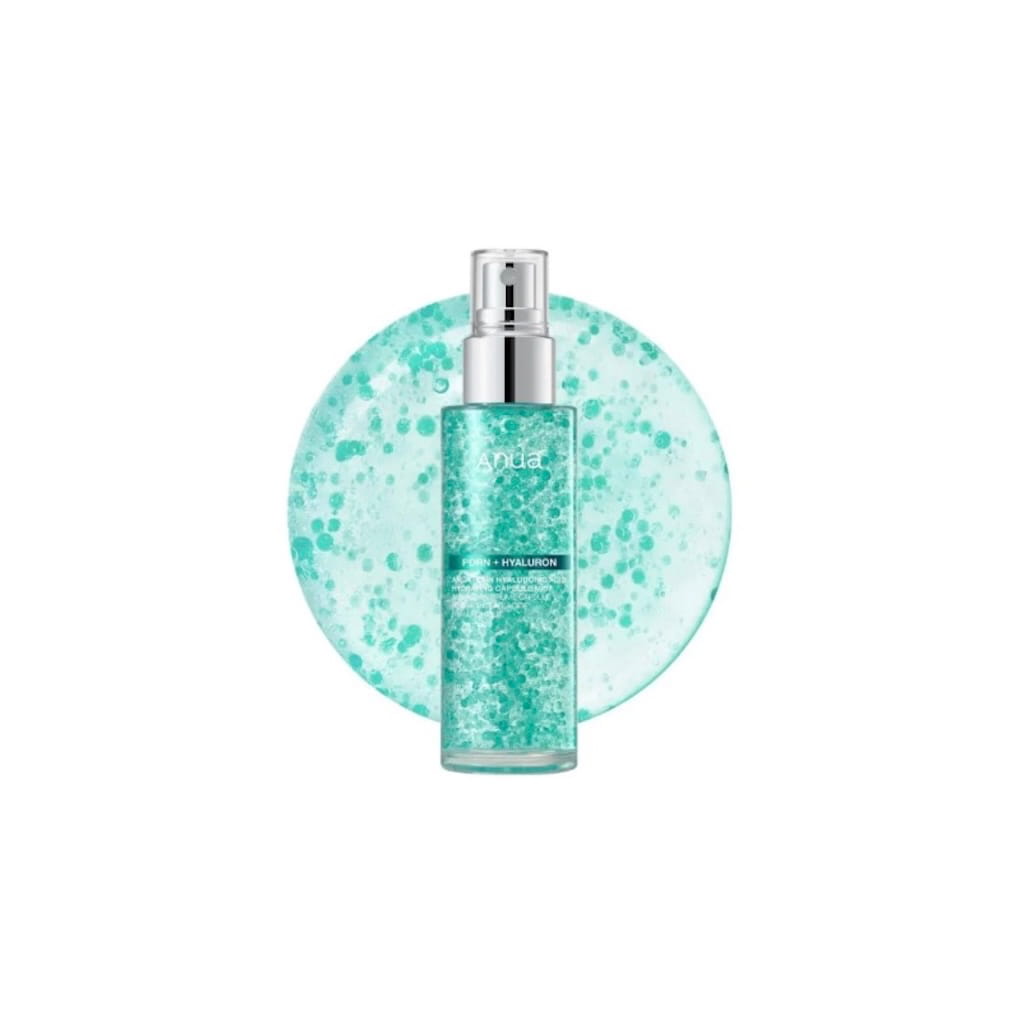 Application rafraîchissante de la brume ANUA PDRN Hyaluronic Acid Capsule Mist sur le visage.