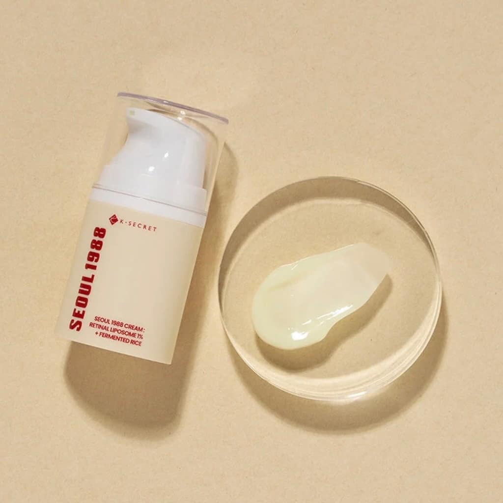 Application de la crème de nuit KSECRET SEOUL 1988 Retinal Liposome sur le visage pour raffermir la peau.