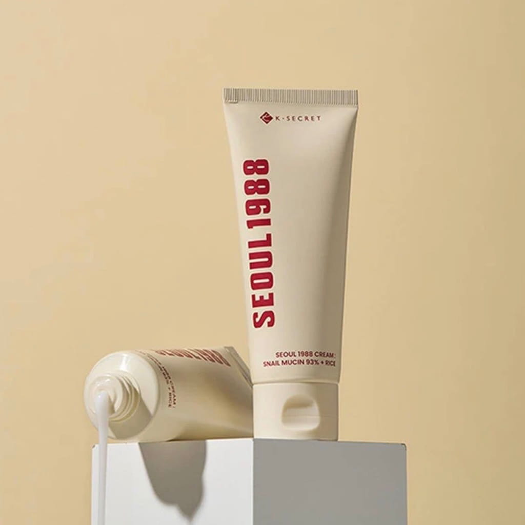Application de la crème visage réparatrice KSECRET SEOUL 1988 Snail Mucin pour un teint lumineux.