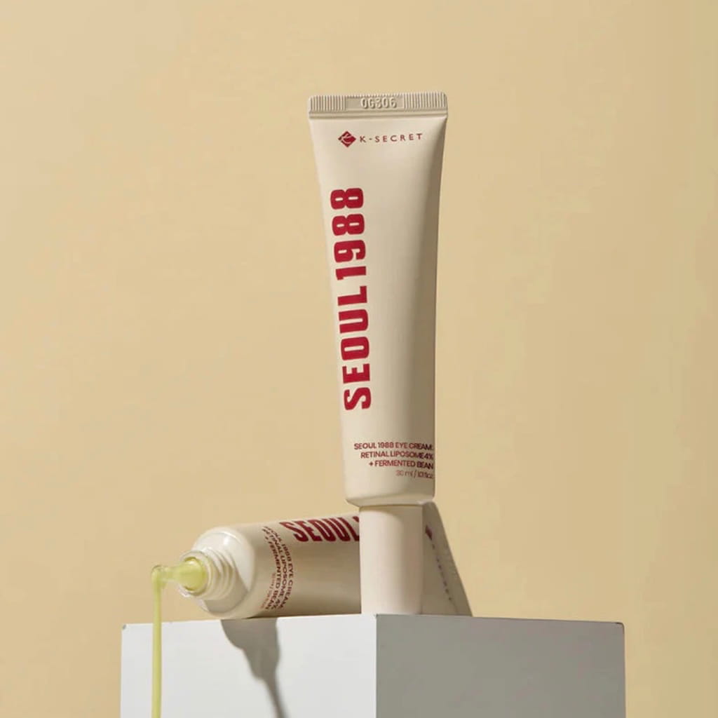 Application de la crème contour des yeux KSECRET SEOUL 1988 Retinal Liposome 4% pour lisser les rides.