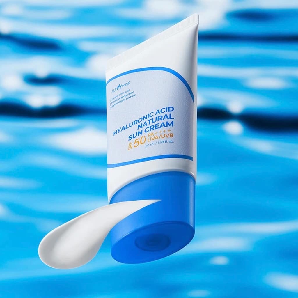 Application de la protection solaire minérale ISNTREE sur le visage pour un fini naturel et mat.