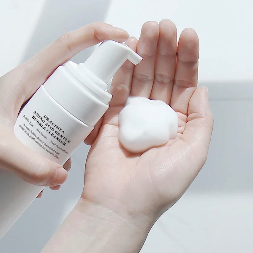 Application de la mousse nettoyante apaisante Dr. Althea sur le visage.