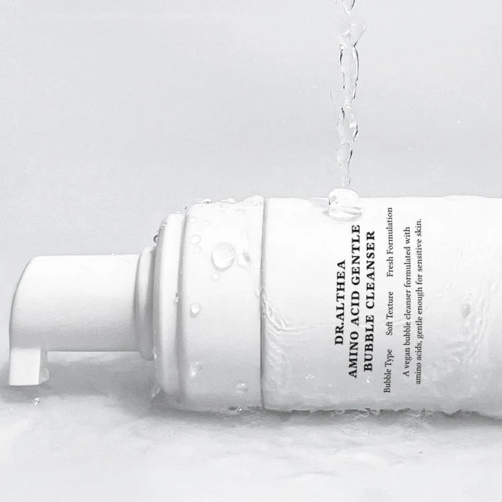 Texture mousse nettoyante onctueuse et nuageuse du nettoyant aux acides aminés Dr. Althea.