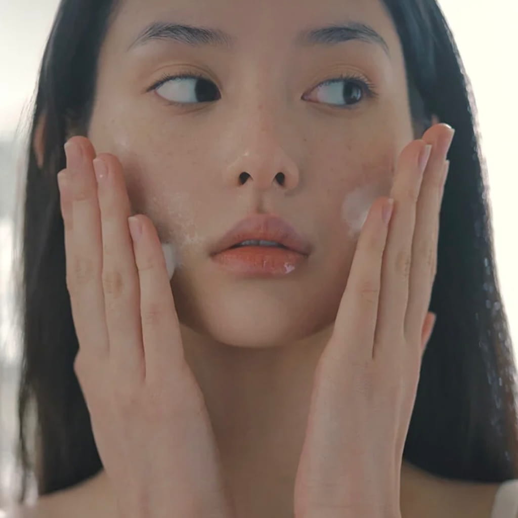 Application du sérum moussant Dr. Althea sur le visage pour un teint radieux.