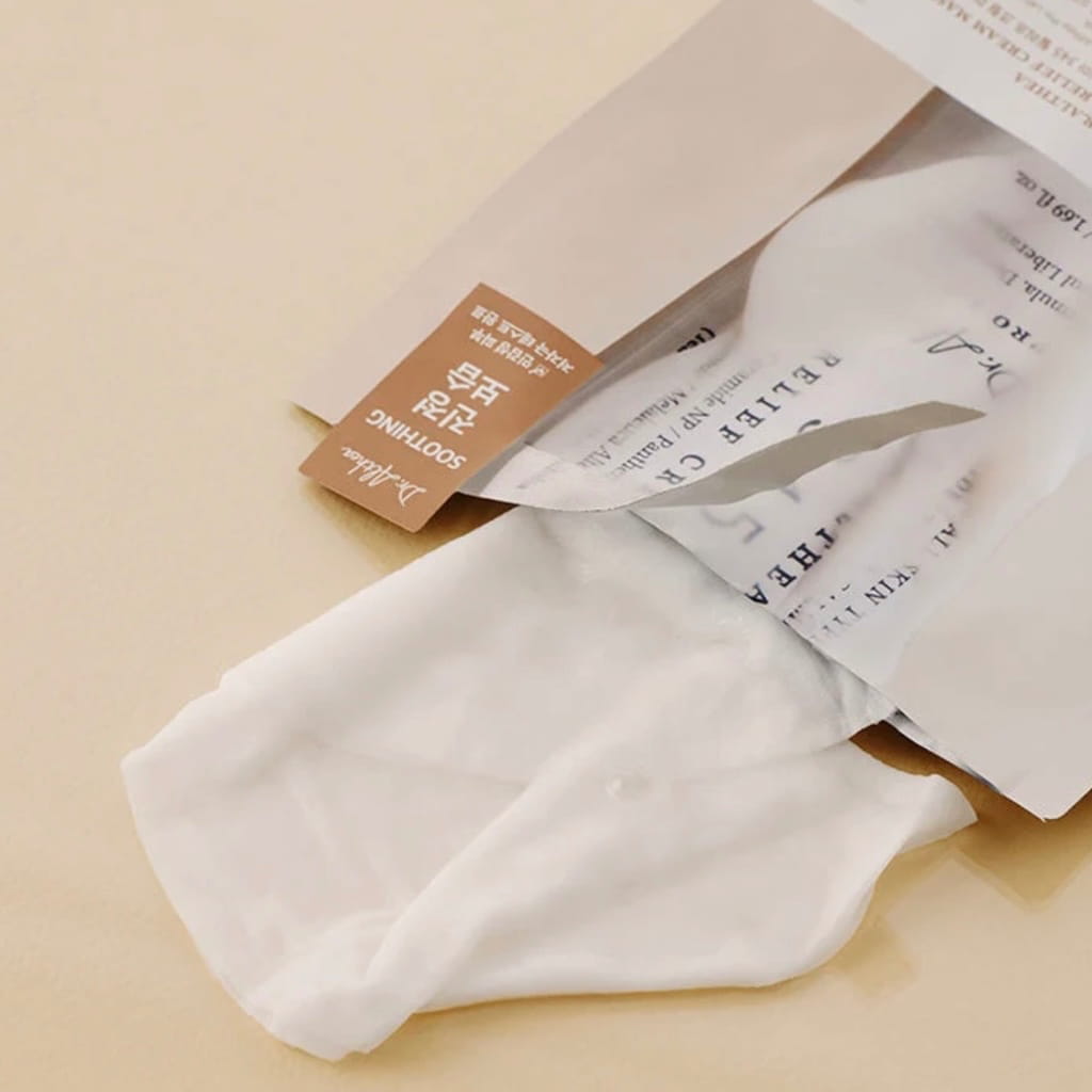 Application du masque en tissu Dr. Althea 345 Relief Cream Mask pour apaiser la peau.