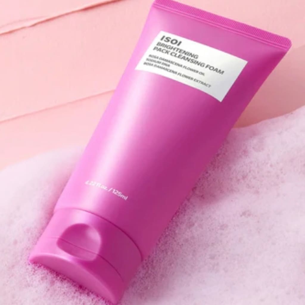 Application du masque nettoyant purifiant ISOI sur le visage pour illuminer le teint.
