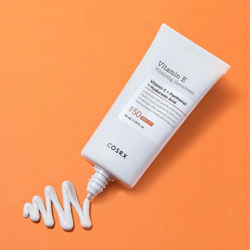 Texture fluide et non grasse de la crème solaire à la vitamine E COSRX.