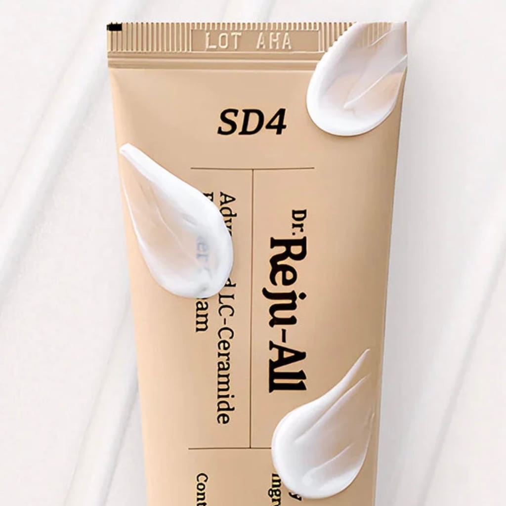 Application de la crème réparatrice Dr. Reju-All sur le visage pour réconforter la peau.