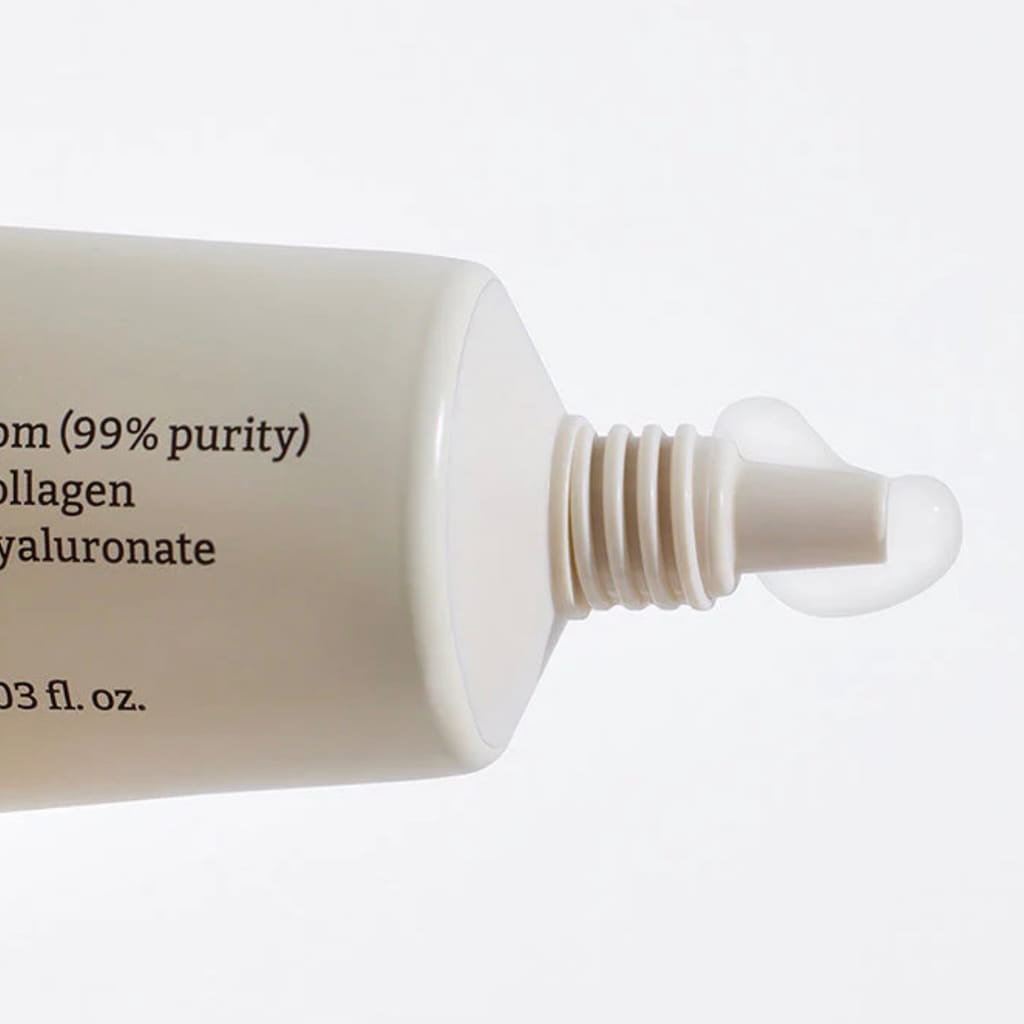 Application de la crème anti-rides Dr. Reju-All sur le contour du visage et les rides d'expression.